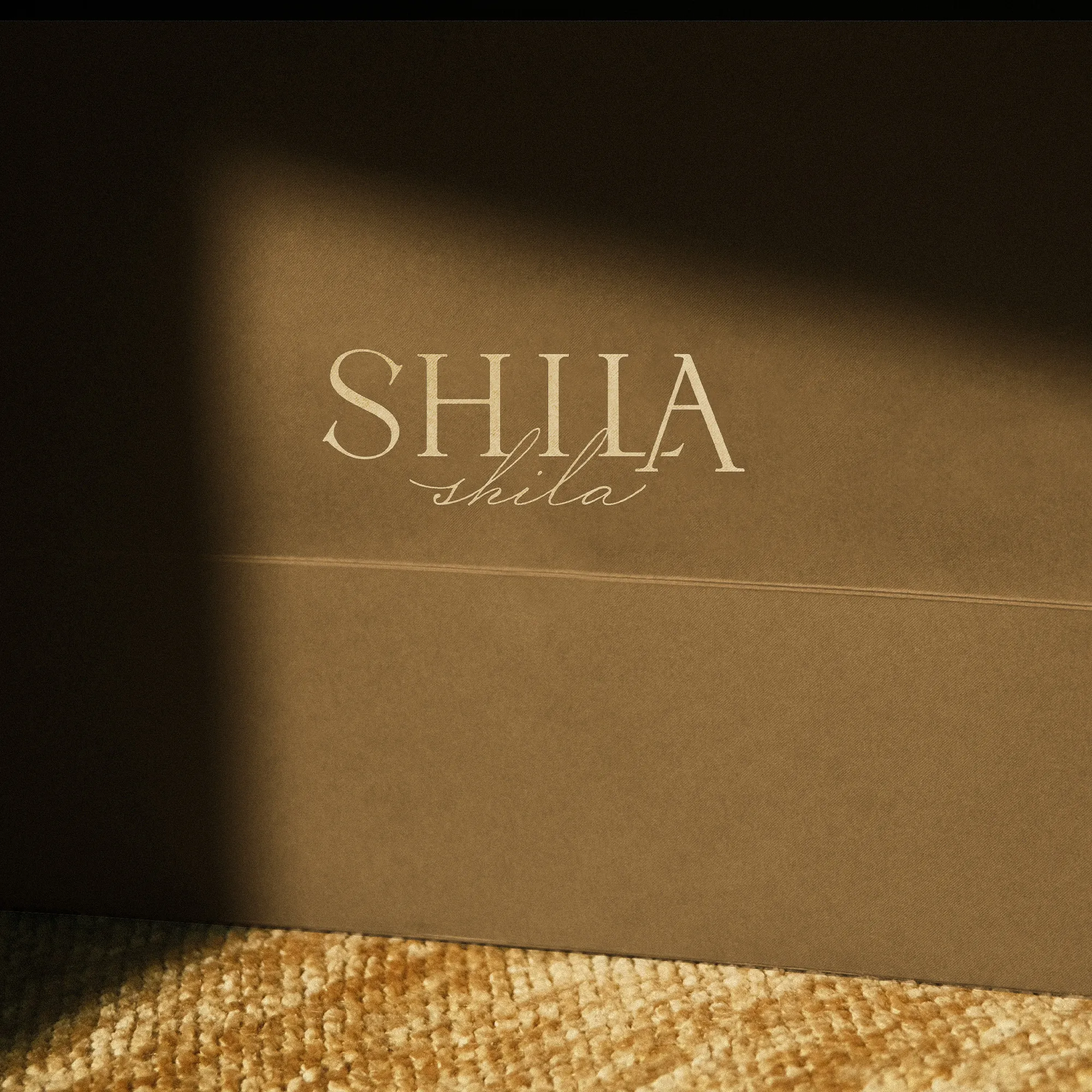 SHILA 標誌燙印於深色紙盒